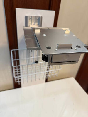 Ketinggian yang dapat disesuaikan dengan wall mount bracket putih untuk monitor pasien di bangsal rumah sakit