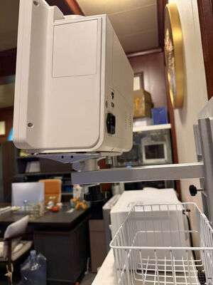 Ketinggian yang dapat disesuaikan dengan wall mount bracket putih untuk monitor pasien di bangsal rumah sakit