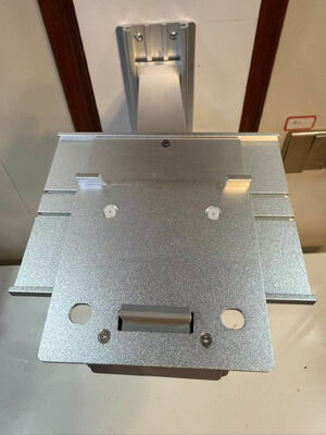 Ketinggian yang dapat disesuaikan dengan wall mount bracket putih untuk monitor pasien di bangsal rumah sakit