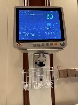 Kustom dinding logam yang dapat disesuaikan tinggi untuk pemasangan monitor pasien di bangsal rumah sakit